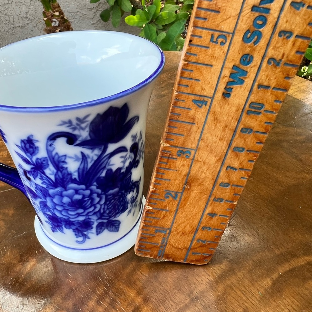 4 blue and white coffee mugs - Picture 4 of 5